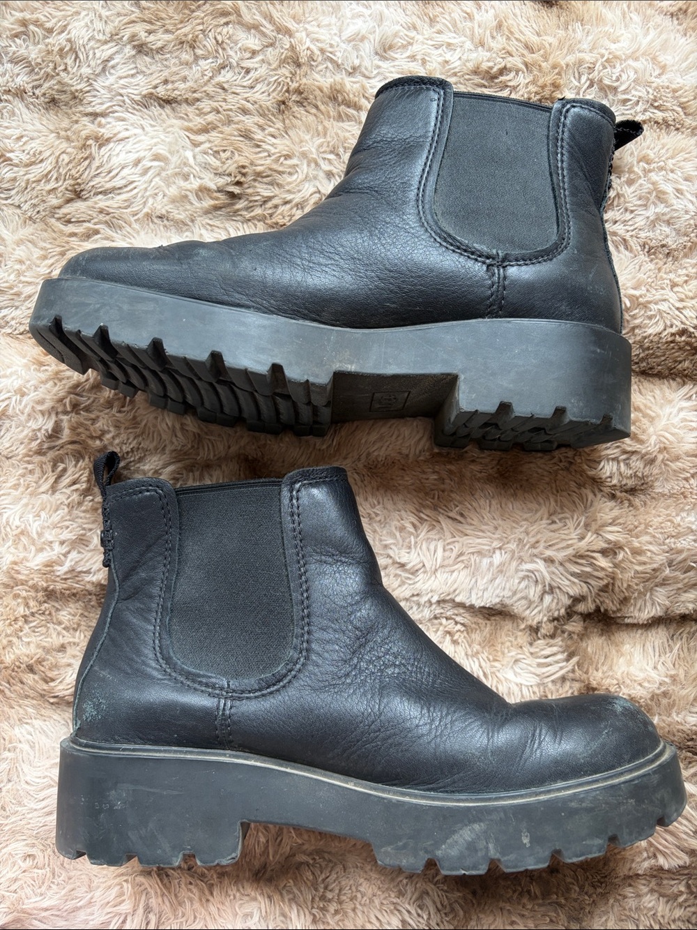 UGG Leather Chelsea Boots